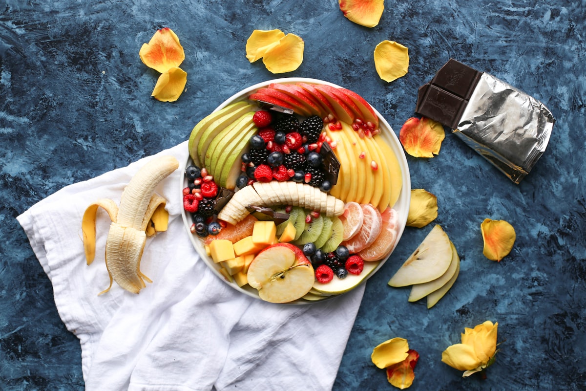 Smoothie bowl dengan granola, buah segar, dan madu